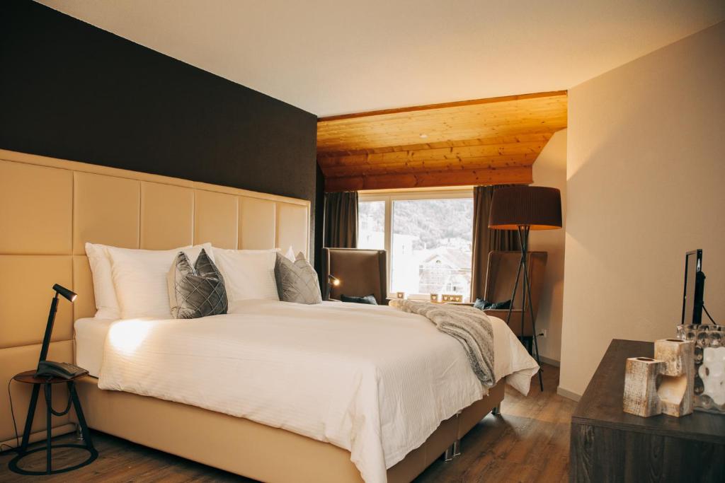 迈林根Hotel Dakota的卧室设有一张白色大床和一扇窗户。