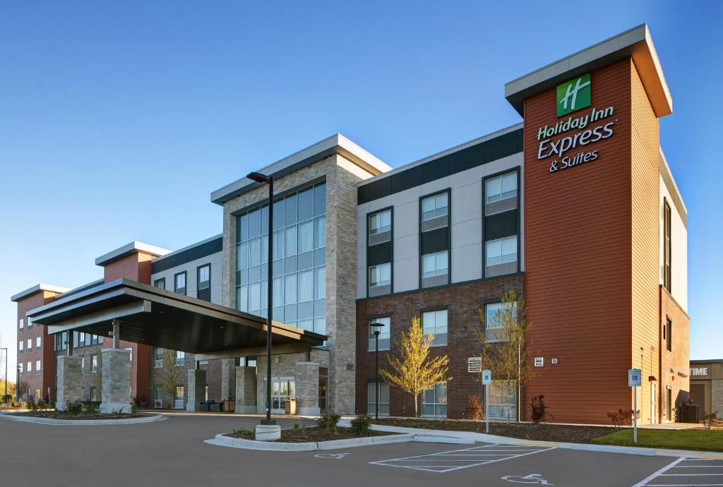 布鲁克菲尔德Holiday Inn Express & Suites - Milwaukee - Brookfield, an IHG Hotel的建筑物前部的 ⁇ 染