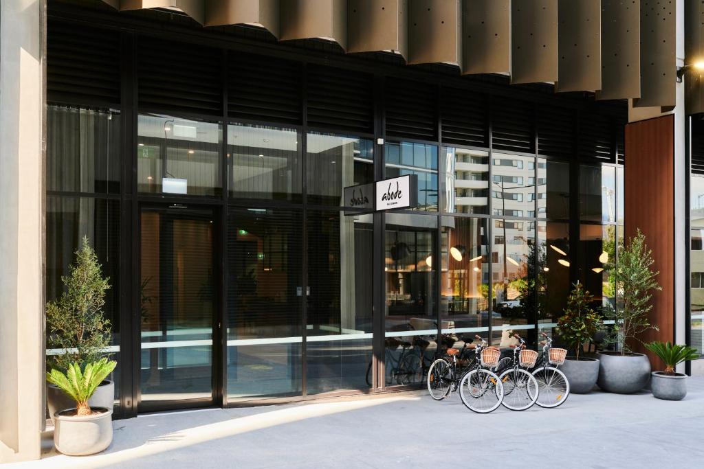 堪培拉Abode Belconnen的停在大楼前的一群自行车