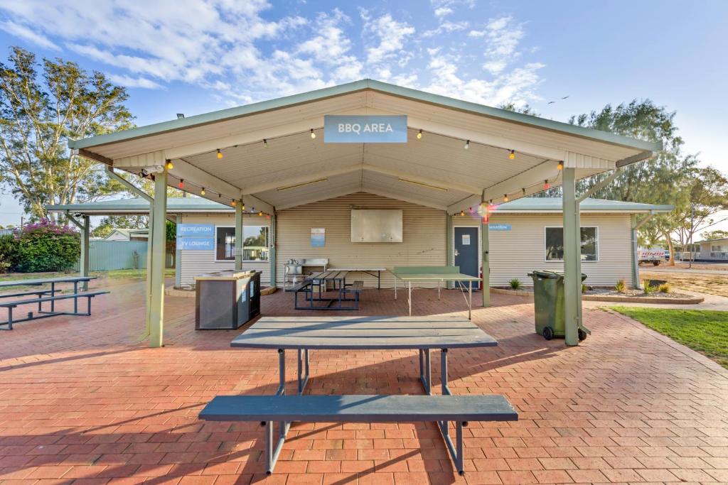 奥古斯塔港Discovery Parks - Port Augusta的大楼前的野餐桌