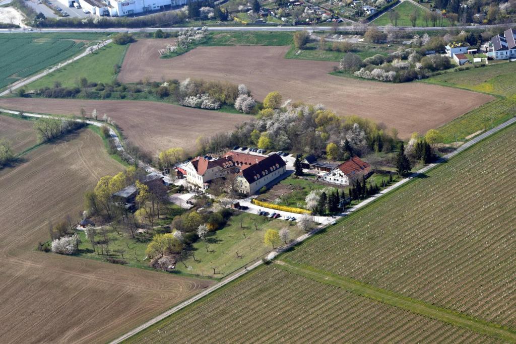 魏玛Konsumhotel Dorotheenhof Weimar的田野房屋的空中景观