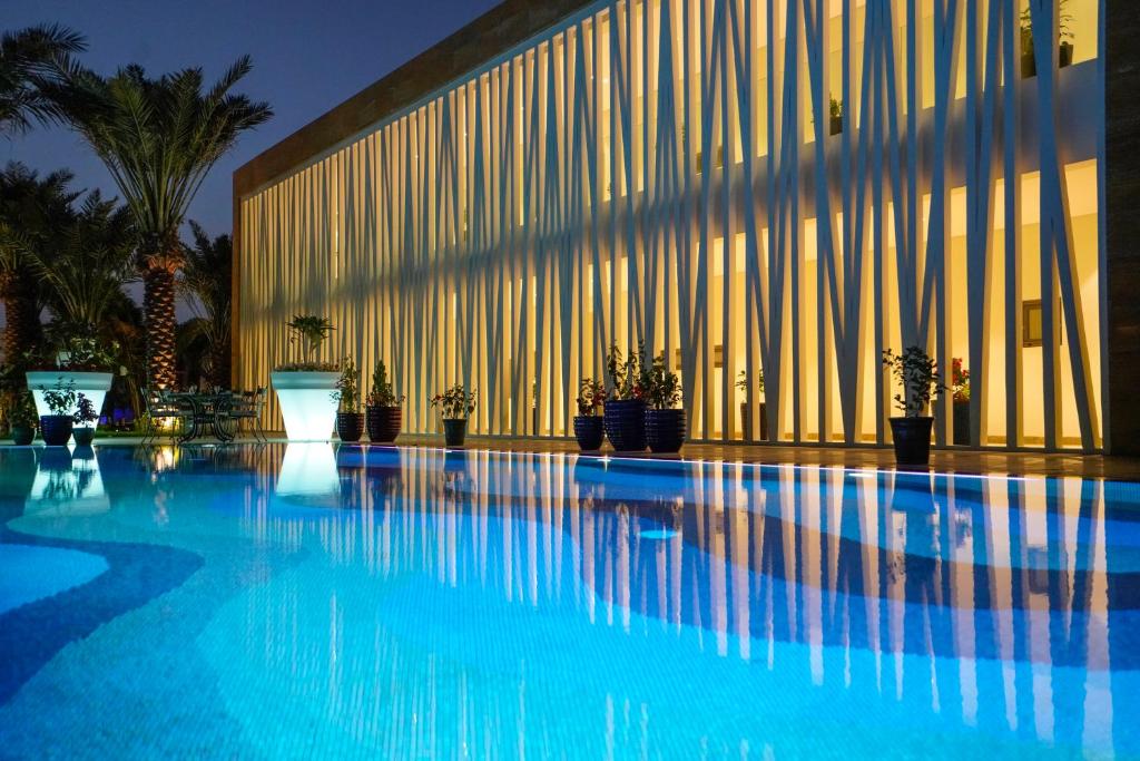 吉达Vivienda Hotel Villas, Jeddah的大楼前的大型游泳池