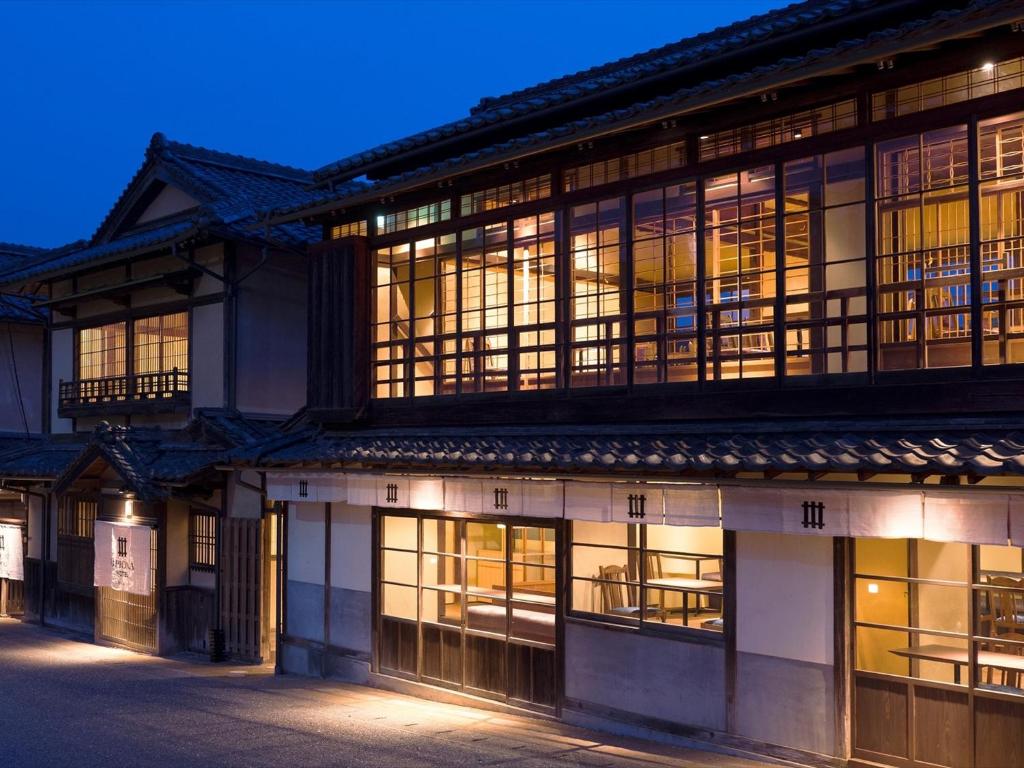 大洲NIPPONIA HOTEL Ozu Castle Town的享有大楼的外部景色