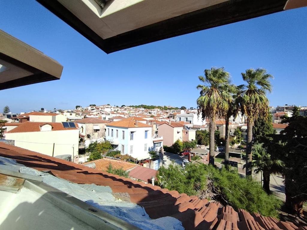 米蒂利尼Porto Lesvos hotel的从房子的屋顶上可欣赏到城市美景