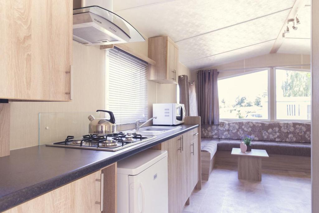 ZunaMobile Home 4p的厨房配有水槽和炉灶
