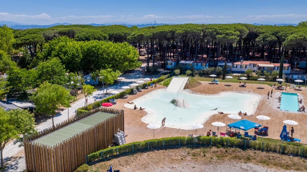 切塞纳蒂科Pineta Sul Mare Camping Village的享有度假村游泳池的空中景致