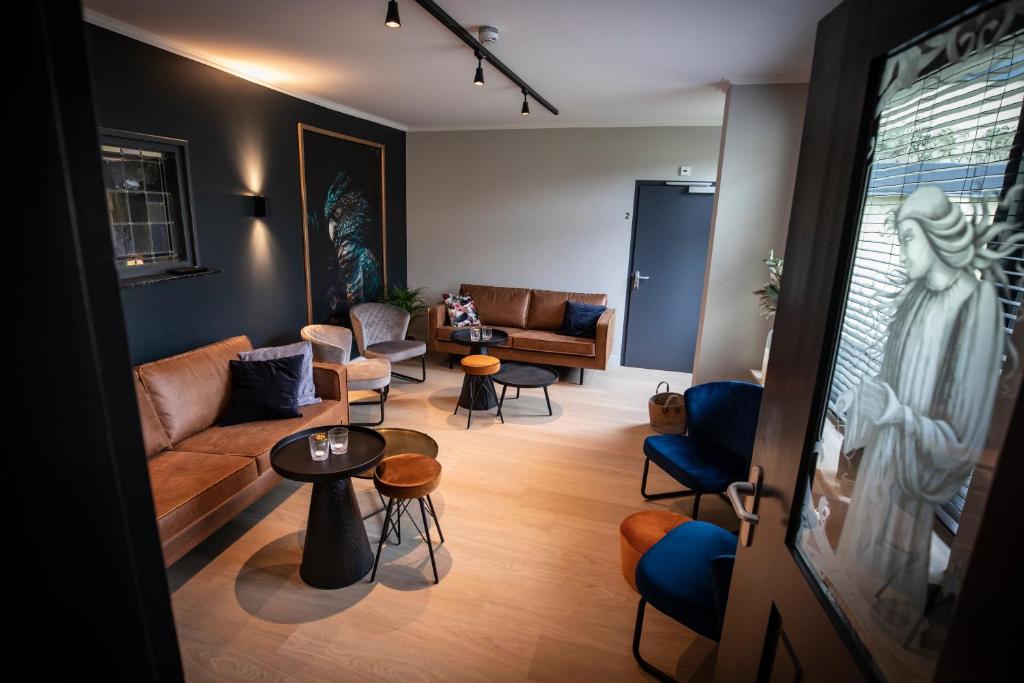 奥尔登扎尔OP10 Logeren的客厅配有沙发和桌椅