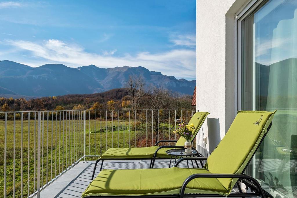 LovinacVelebit Lodge的山景阳台,配有椅子。