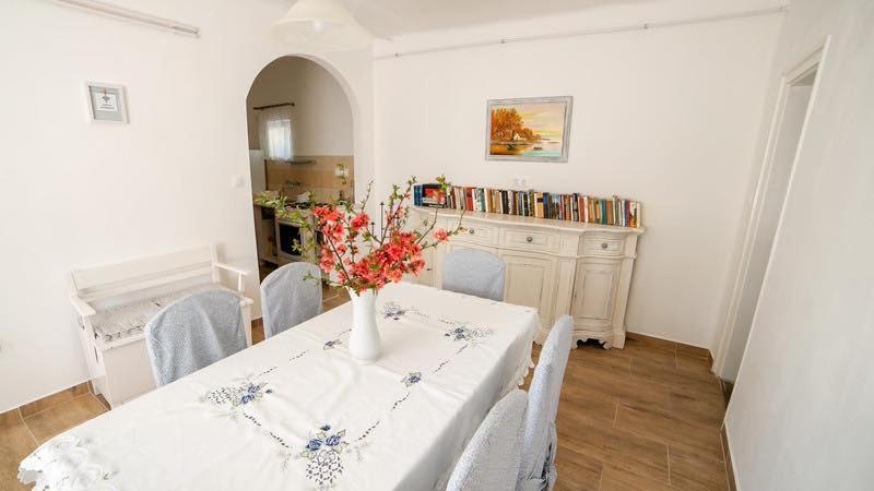 RaposkaLuis Gólyás háza的用餐室,配有一张桌子和花瓶