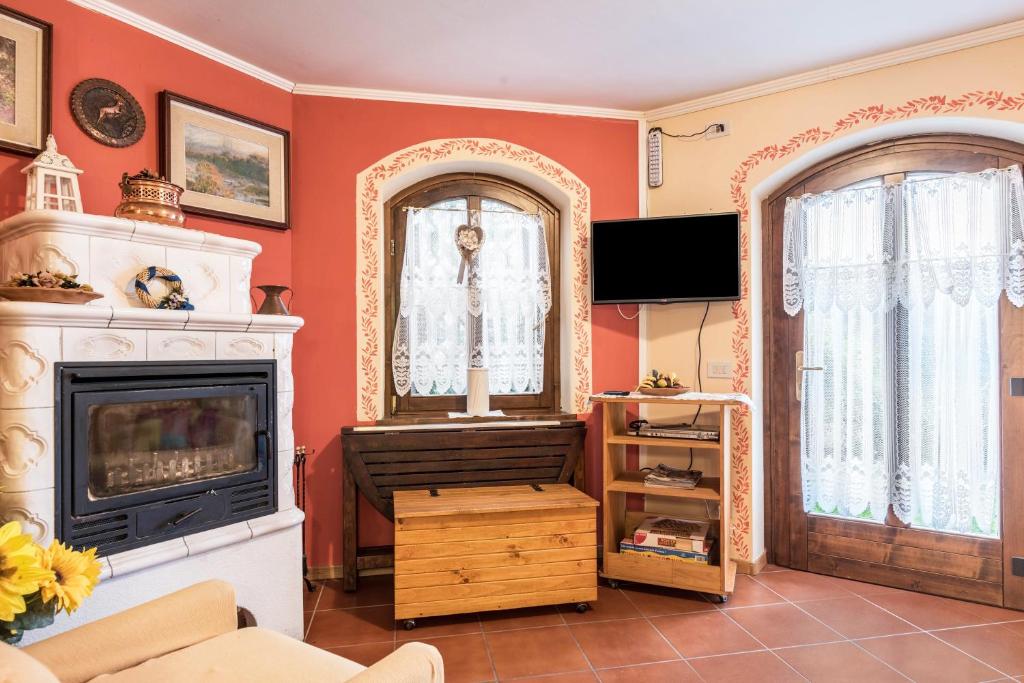 福尔加里亚Appartamento Serrada的客厅设有壁炉和镜子