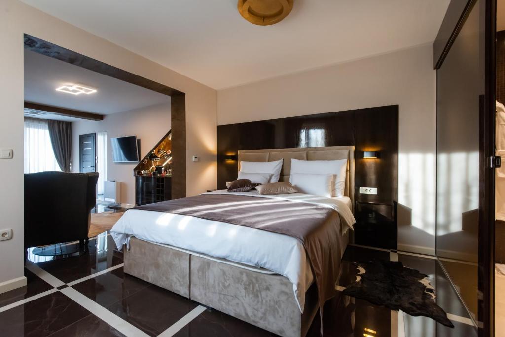 苏科尚Suites Kod Guste的一间卧室设有一张大床和一个大镜子