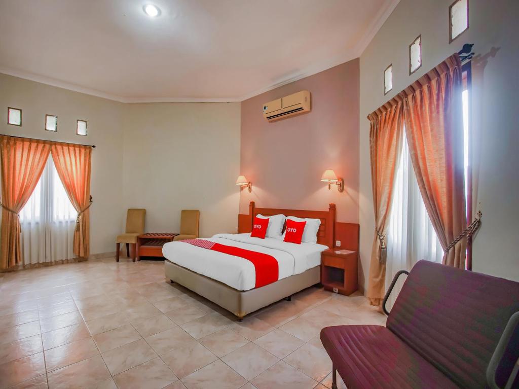 LampungCollection O 89999 Hotel Bumi Kedaton Resort的一间卧室配有一张床和一张沙发