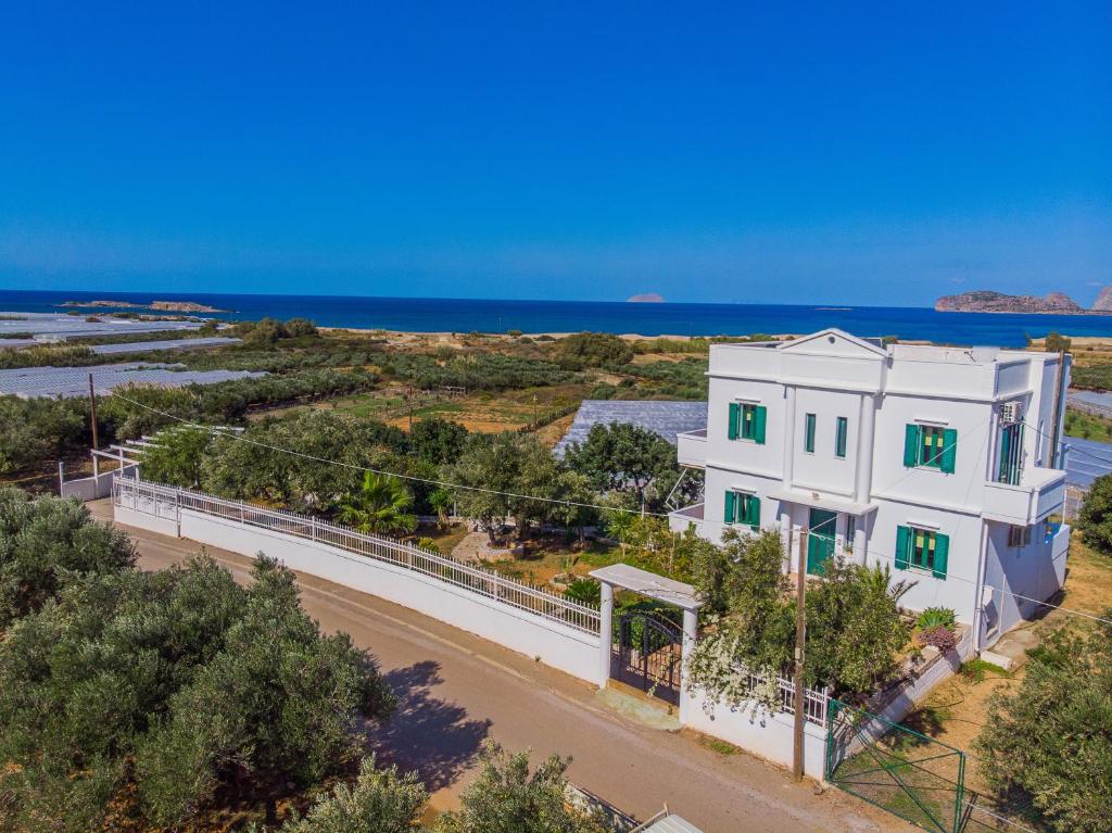 法拉萨纳Villa Smaragdi的享有白色房子的空中景色,背景是大海