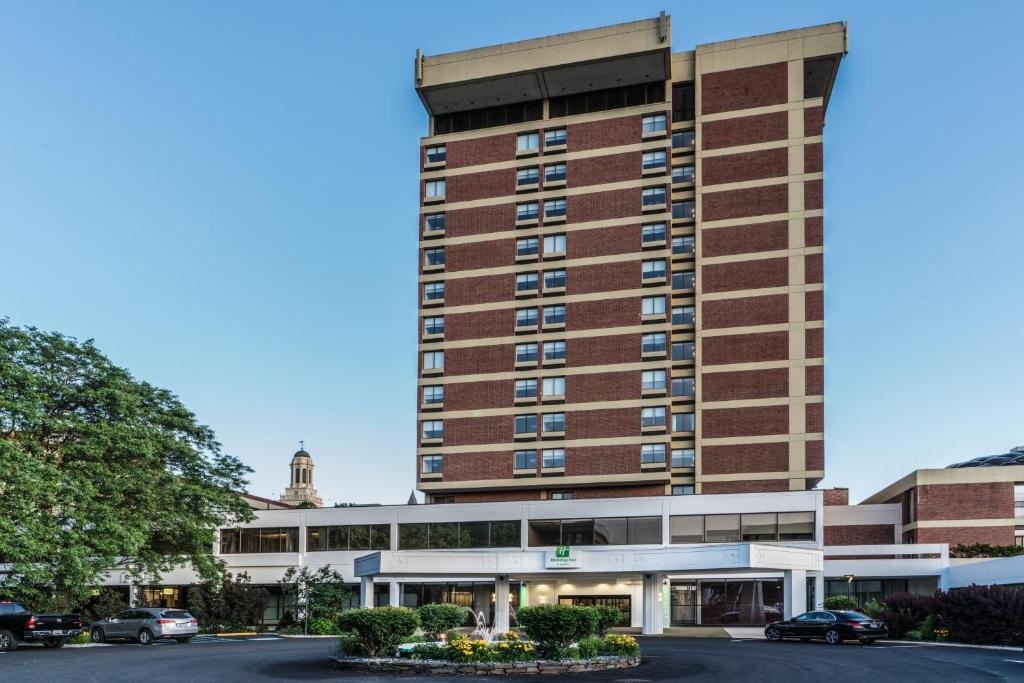 皮茨菲尔德Holiday Inn & Suites Pittsfield-Berkshires, an IHG Hotel的酒店大楼前面设有停车场