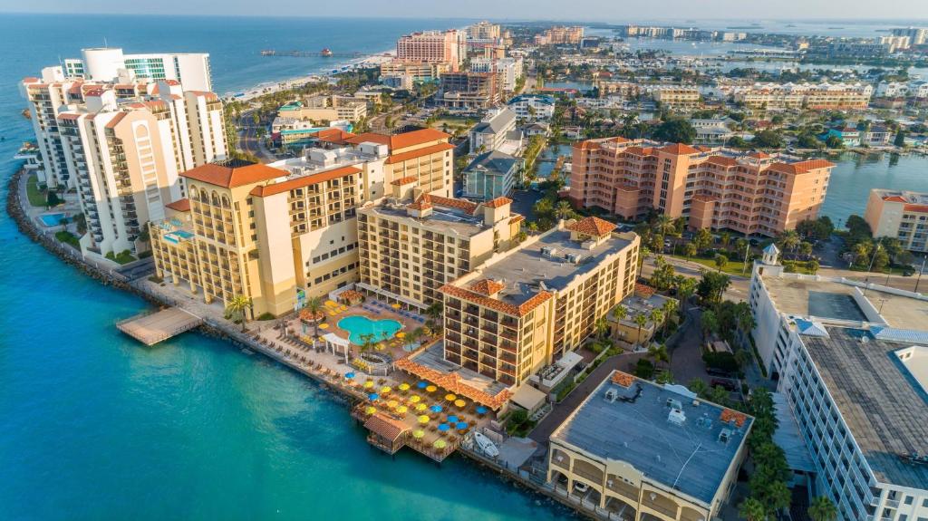 克利尔沃特Holiday Inn & Suites Clearwater Beach, an IHG Hotel的水边城市的空中景观