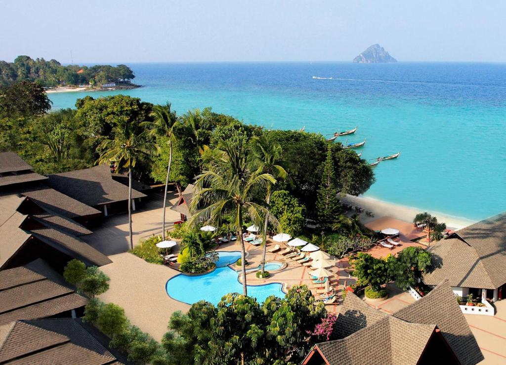 皮皮岛Phi Phi Holiday Resort的享有带游泳池和海洋的度假村的空中景致