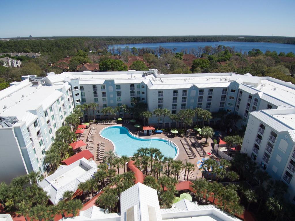 奥兰多Holiday Inn Resort Orlando - Lake Buena Vista, an IHG Hotel的享有带游泳池的度假村的空中景致