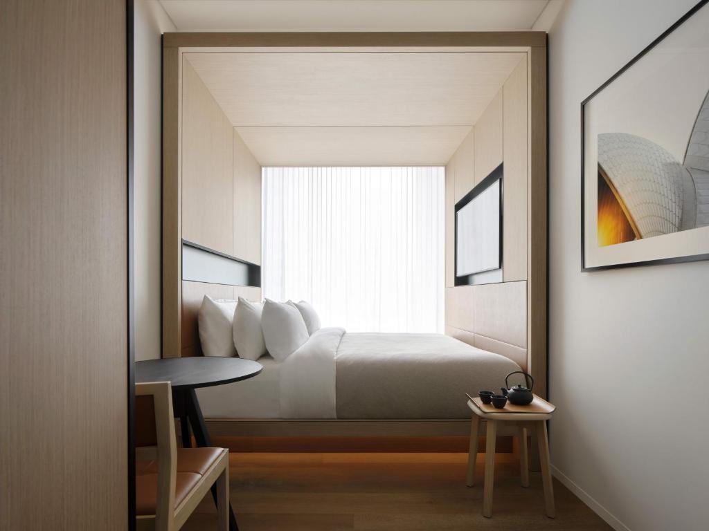 悉尼Little National Hotel Sydney的一间卧室配有一张床、一张桌子和一面镜子