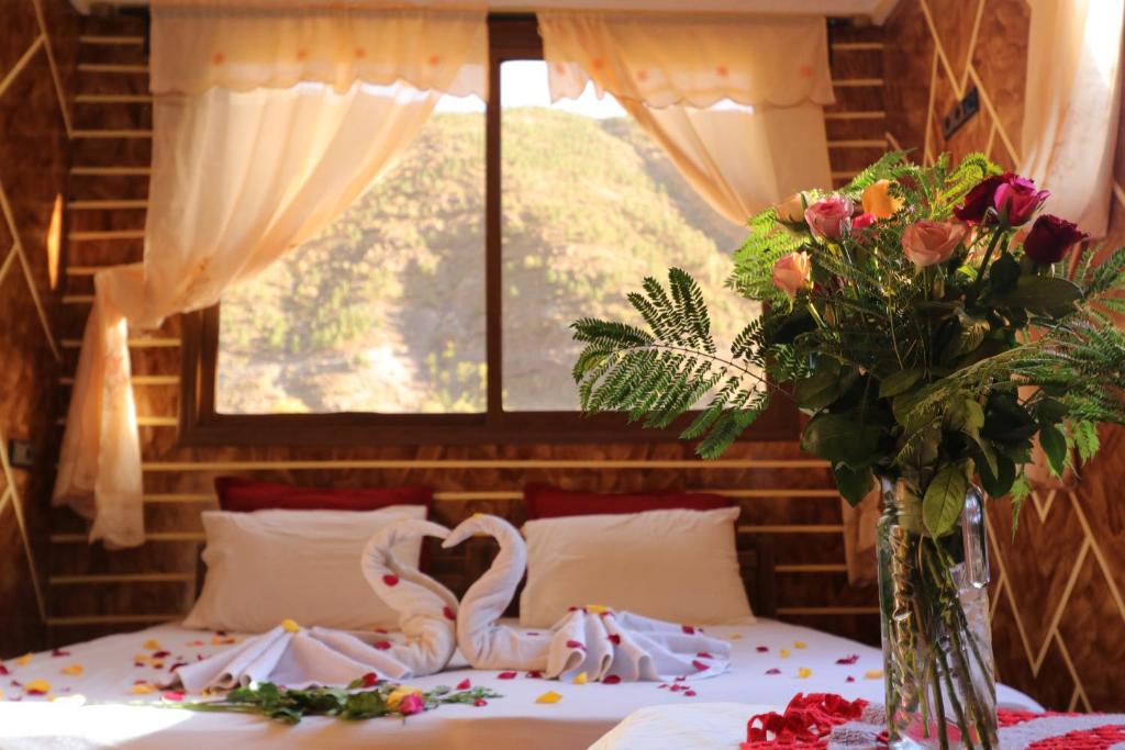 伊姆利尔达尔阿都斯酒店的一间卧室,配有一张鲜花盛开的床