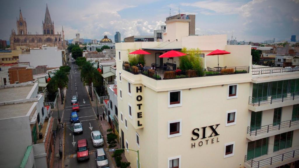 瓜达拉哈拉Six Hotel Guadalajara Expiatorio的一座建筑的顶部有一间天空酒店