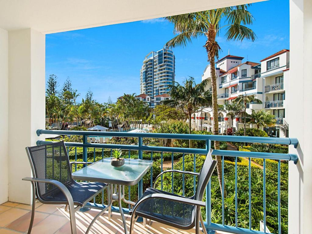 黄金海岸Calypso Plaza Resort Unit 215的市景阳台配有桌椅。