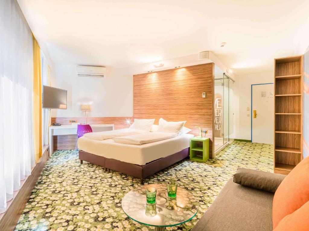 维也纳维也纳宜必思尚品酒店的酒店客房设有床和客厅。