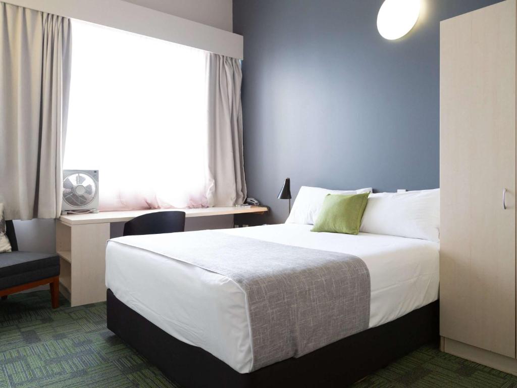 因弗卡吉尔因弗卡吉尔宜必思尚品酒店的卧室设有一张白色大床和一扇窗户。
