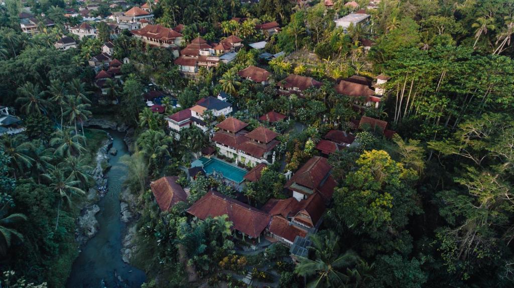 乌布Bali Spirit Hotel and Spa, Ubud的享有河流度假胜地的空中景致
