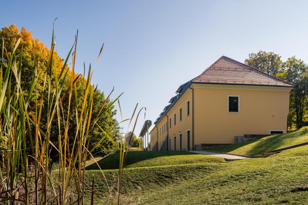 斯洛文尼亚科尼采Dvorec Trebnik - SOBE的草山边的建筑物
