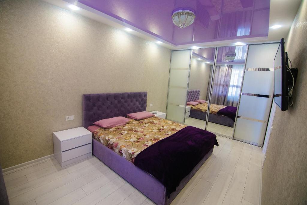 敖德萨Pearl of Odessa的一间卧室配有一张大床和镜子