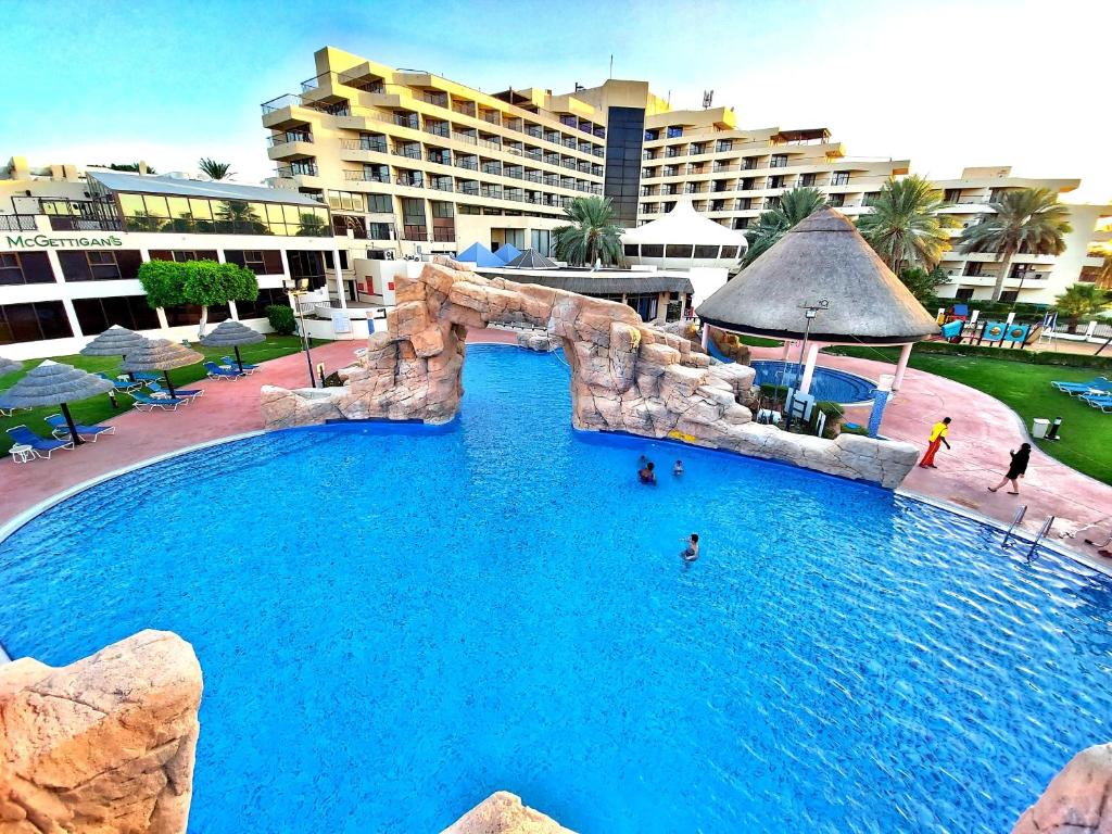 艾恩艾恩达纳特度假酒店的度假村内带水滑梯的大型游泳池
