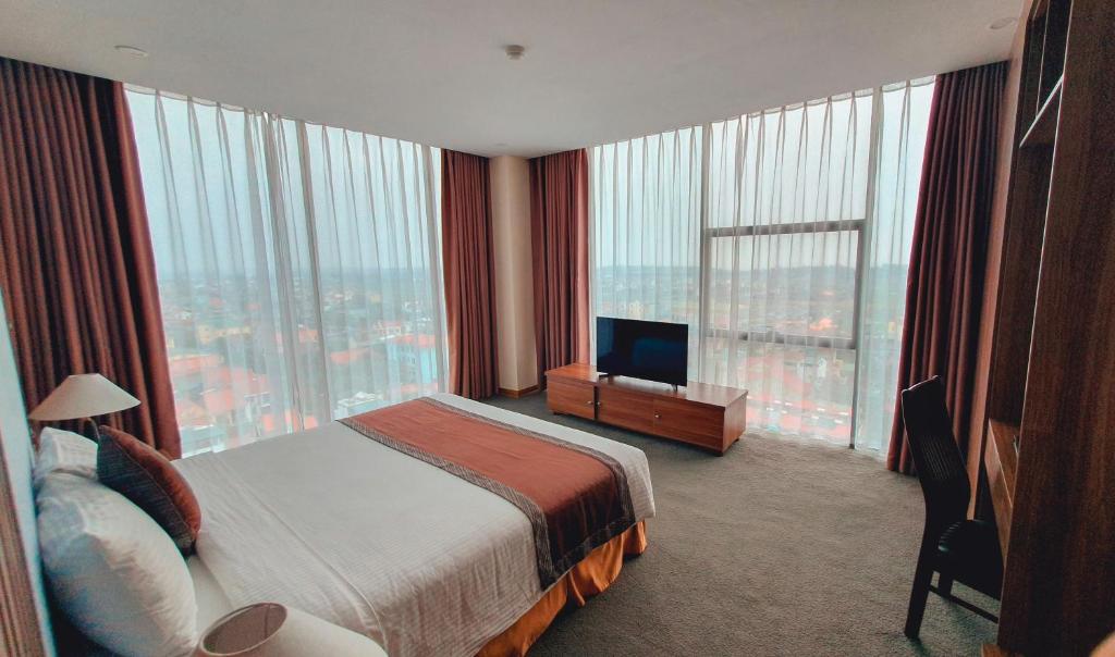 Diễn Châu孟清演洲大酒店 的酒店客房,配有床和电视