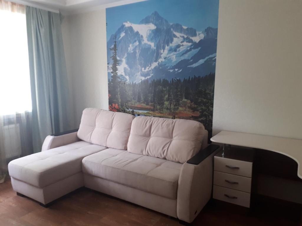 克洛佩夫尼茨基2 комн. 5 мест, 10 мин. до Центра的客厅配有白色沙发,拥有山地壁画