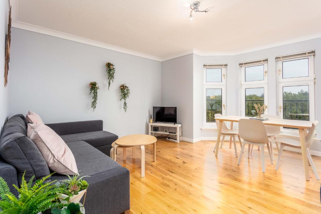 艾尔Millbrae Residence - Donnini Apartments的客厅配有沙发和桌子