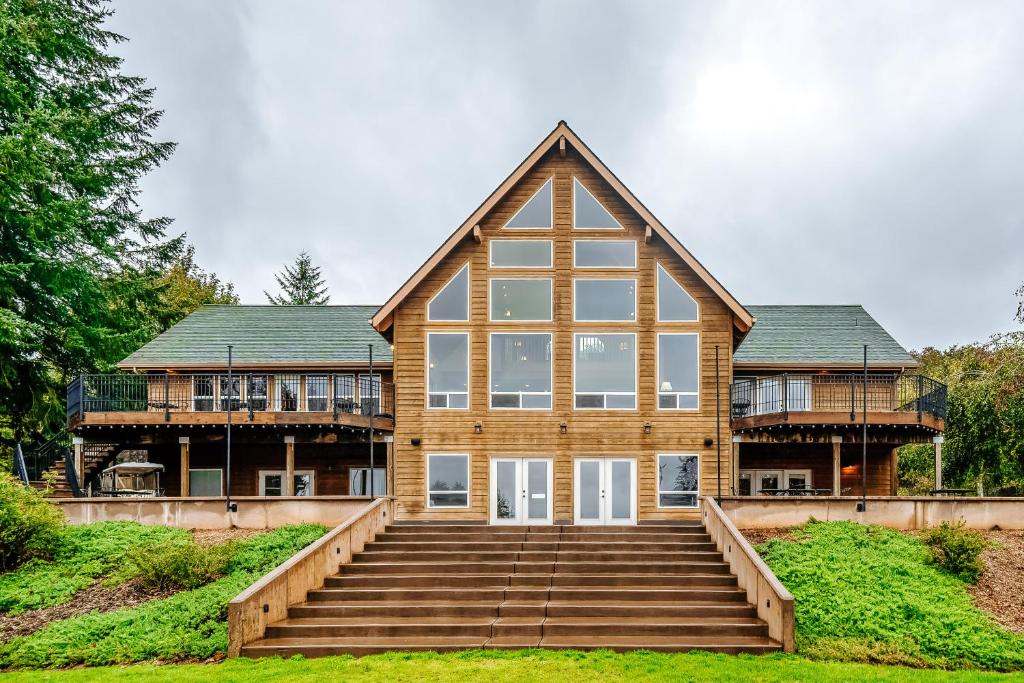 尤金The Lodge at Diamond Woods的大型木制房屋设有大窗户