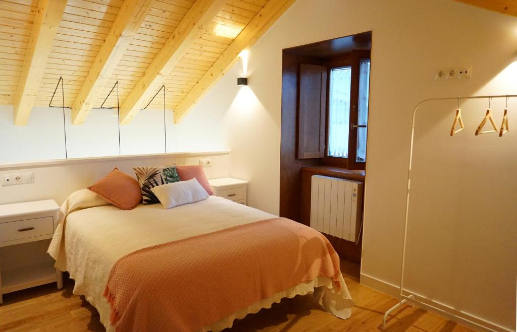 塔皮亚德卡萨列戈Apartamentos Turísticos El Peñón的一间卧室配有一张带橙色毯子的床