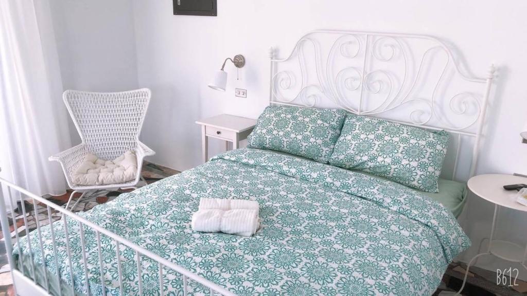 莉莉的家 Lilys - 高雄橋頭老街民宿的一间卧室配有一张带绿毯的床和一把椅子