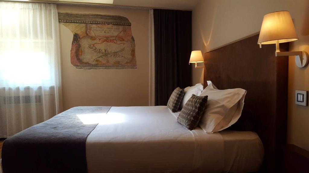 佩斯基耶拉德加达船长宫酒店的酒店客房 - 带一张大床和两个枕头