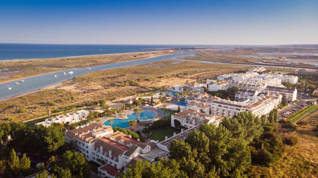 卡巴纳斯·德·塔维拉Golden Club Cabanas的海洋旁度假胜地的空中景致