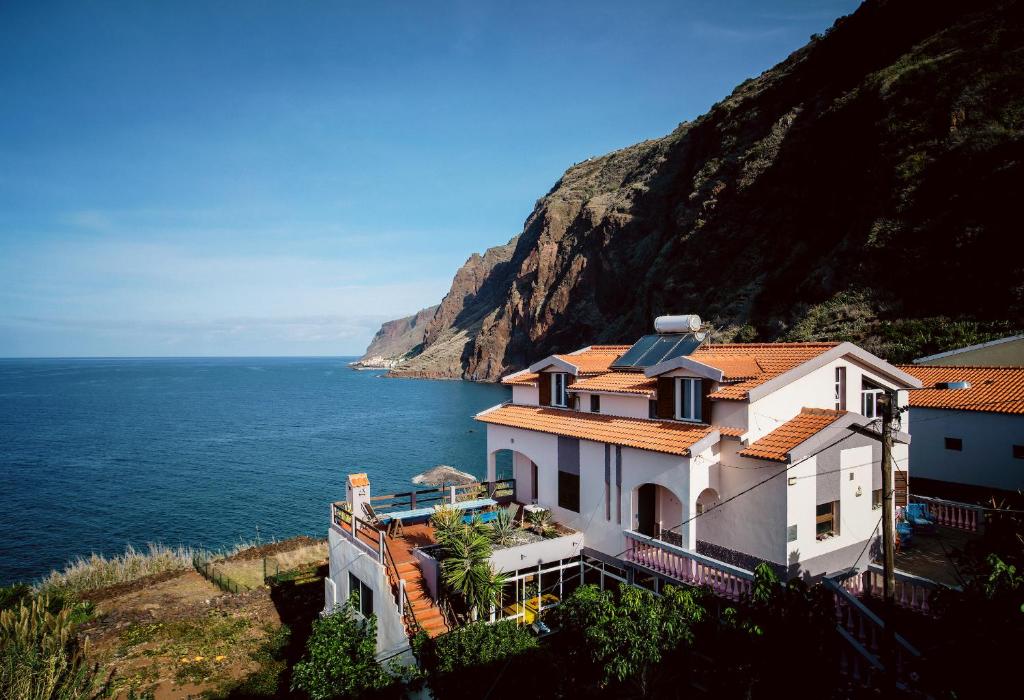 滨海雅尔丁Cecília's House的海边小山上的房子