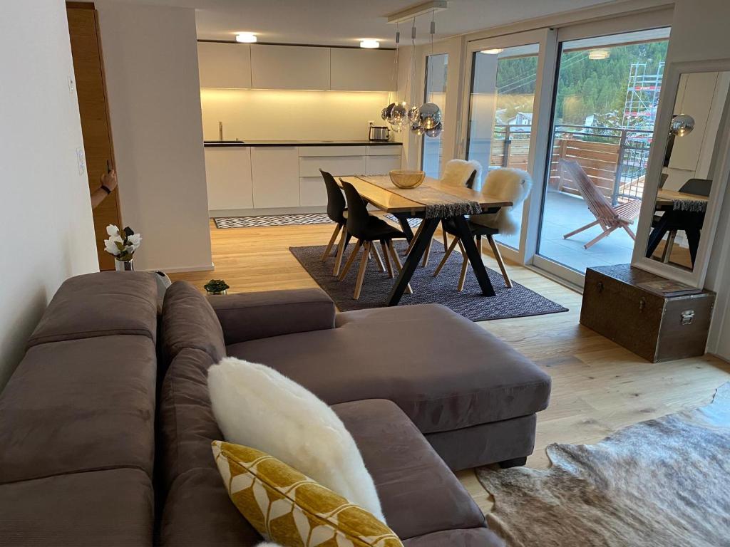 萨斯费Britannia - Apartment Patagonia的客厅配有棕色沙发和桌子