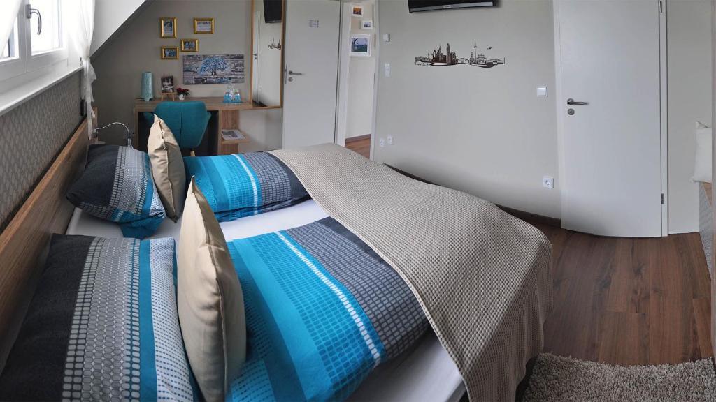美因河畔法兰克福法兰克福住宿加早餐旅馆的一间卧室配有两张带毯子和枕头的床