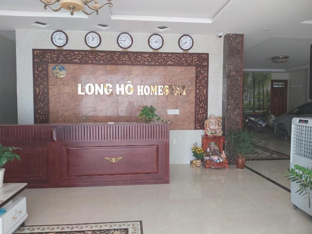 Xóm Mỹ CaLong Hồ Homestay的长长的猪舍的大入口,墙上有时钟