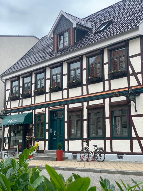 什未林Pension Karina Schwerin的两辆自行车停在前面的建筑