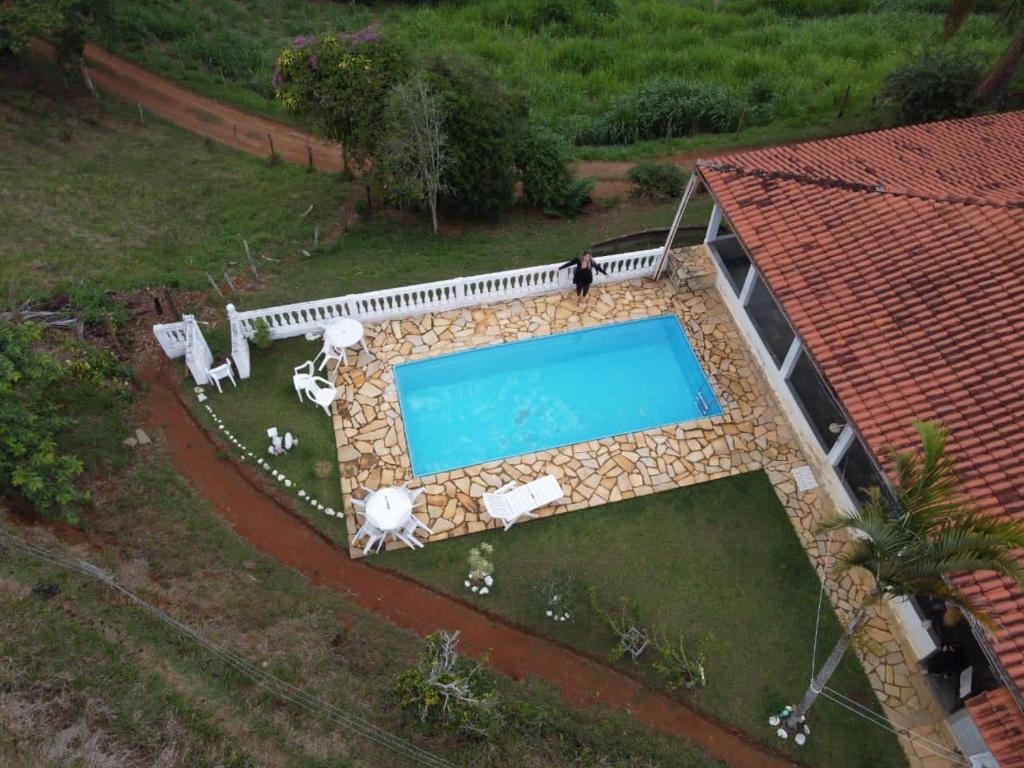 康赛瓦托利亚Sitio Canto Alegre的享有别墅内游泳池的顶部景致