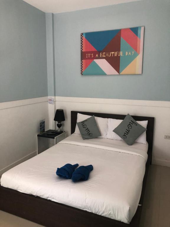 沙美岛Bluemoon Studio Room的一间卧室配有一张带两个枕头的床
