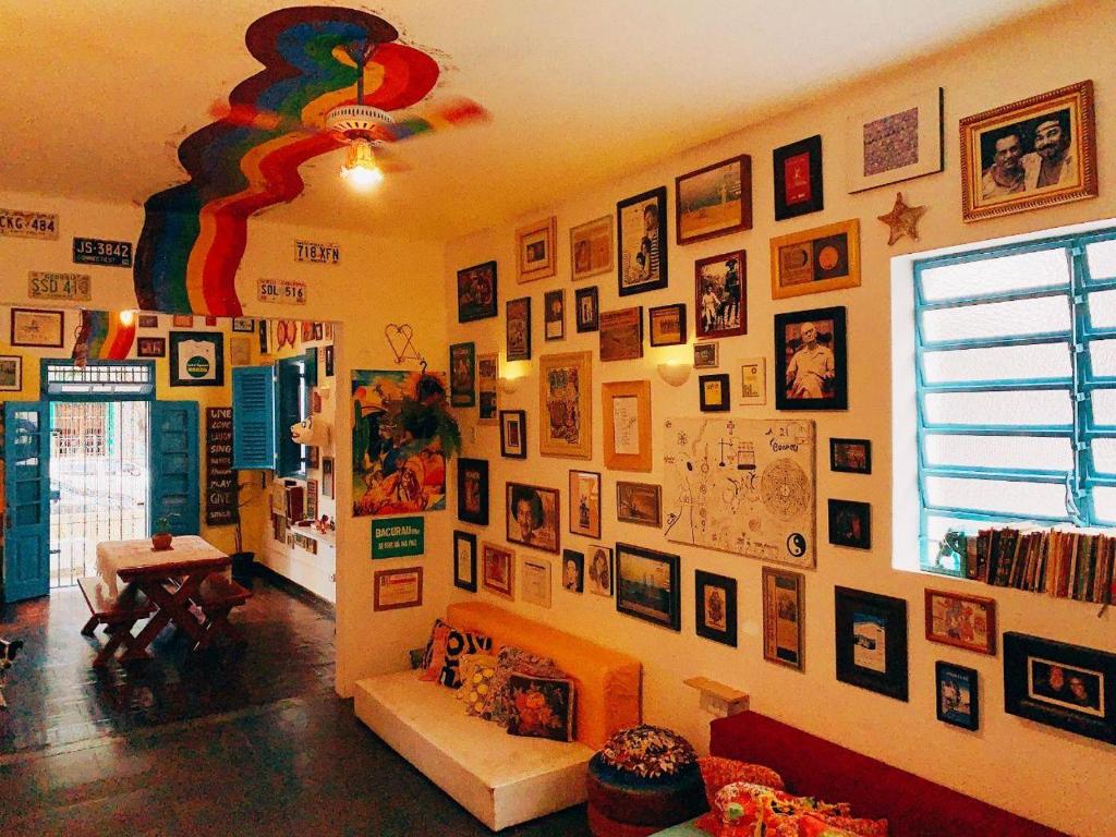累西腓Zili Pernambuco - Hostel Pousada的客厅里墙上挂满了照片