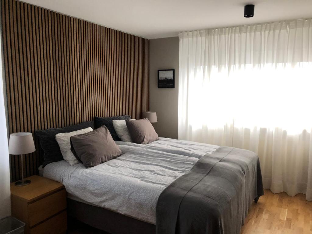 凯夫拉维克艾伯恩哈德旅馆的一间卧室设有一张大床和一个窗户。