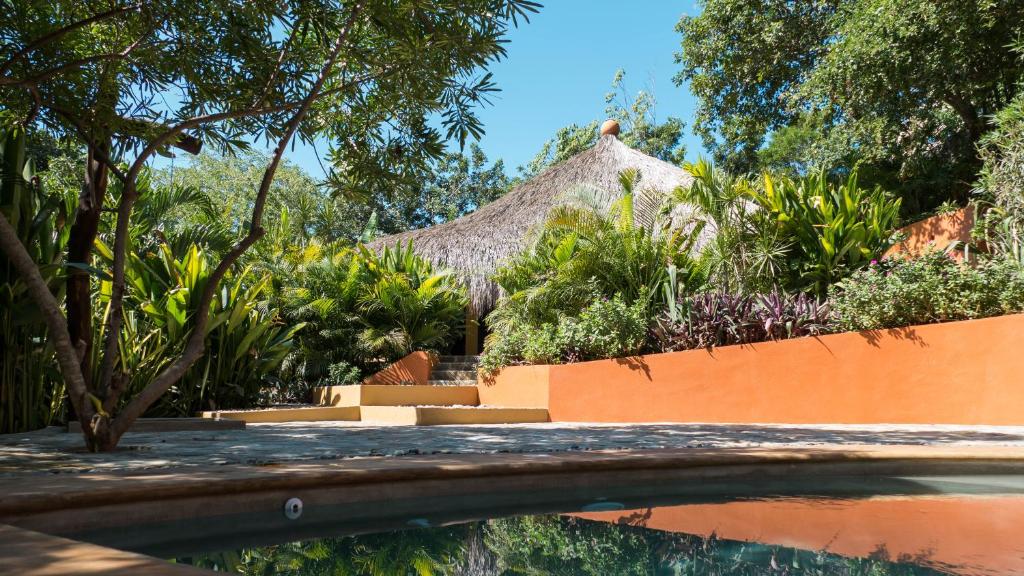 马祖特Cabañas Amaia的一个带游泳池和茅草屋顶的度假胜地