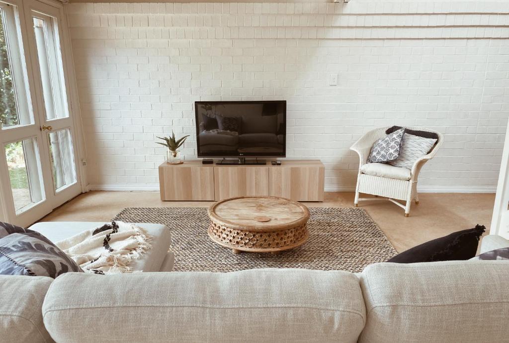 塔南达The Loft - beautiful central Barossa apartment的带沙发和平面电视的客厅